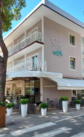 Hotel Susy - Ambienti rinnovati - direttamente su viale Dante e a due passi dal mare Riccione